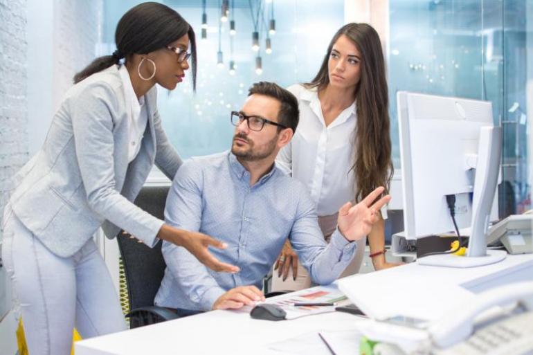 El trato inequitativo de ciertos empleados puede perjudicar la convivencia de los equipos. iStock El trato inequitativo de ciertos empleados puede perjudicar la convivencia de los equipos. iStock